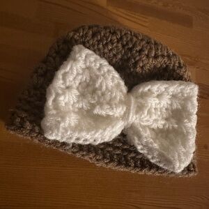 Crochet baby hat with bow